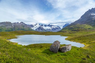 Beautiful alpine lakes with amazing scenery in the background on this hiking tour.