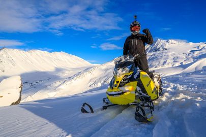 Ride snowmobile on your Alaska bucketlist tour.